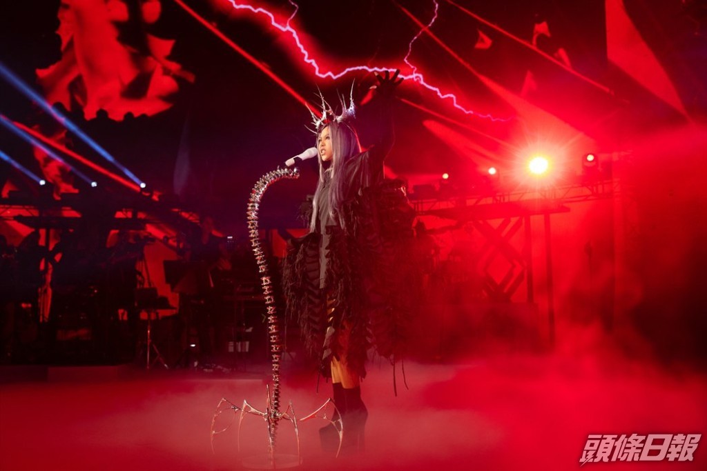 張惠妹因觀眾嗌得太大聲，一度暫停演唱。